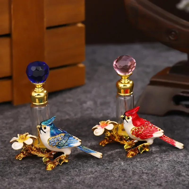 زجاجة عطر فاخرة راقية، زجاجة منفصلة من الزهور والطيور العطرية الرائعة على شكل قصر الطاووس والطيور