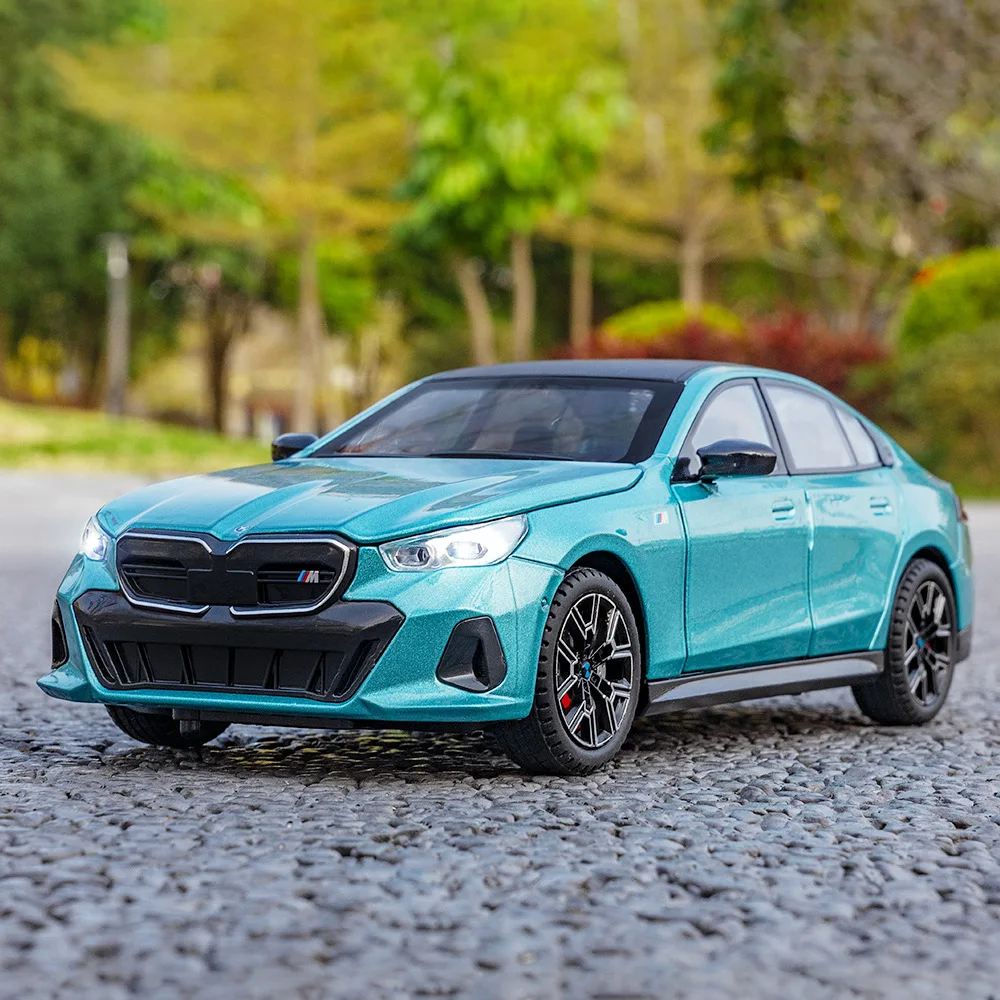 

1:24 BMW I5 M60 из сплава, литая под давлением модель седана, звуковые и световые эффекты, коллекционные украшения, подходят для подарков на день рождения для мальчиков