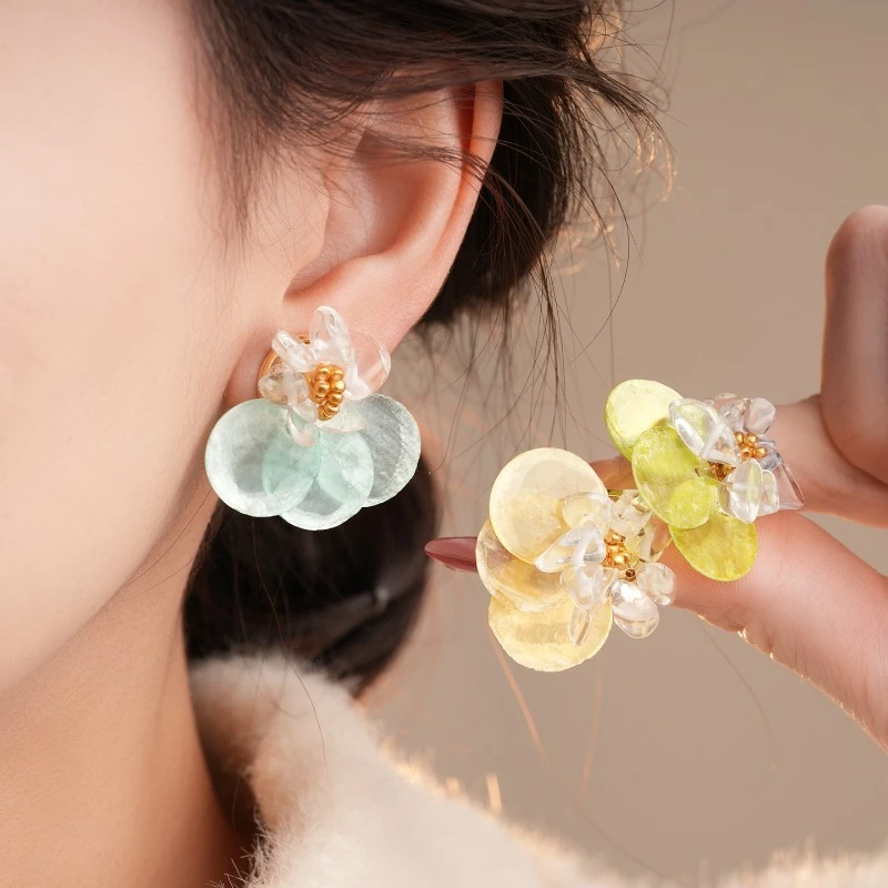 Fresh Translucent Round Shel Stud Earrings for Women Elegant Resin Flower Petal Cluster Earrings Daily Fashion Jewelry K