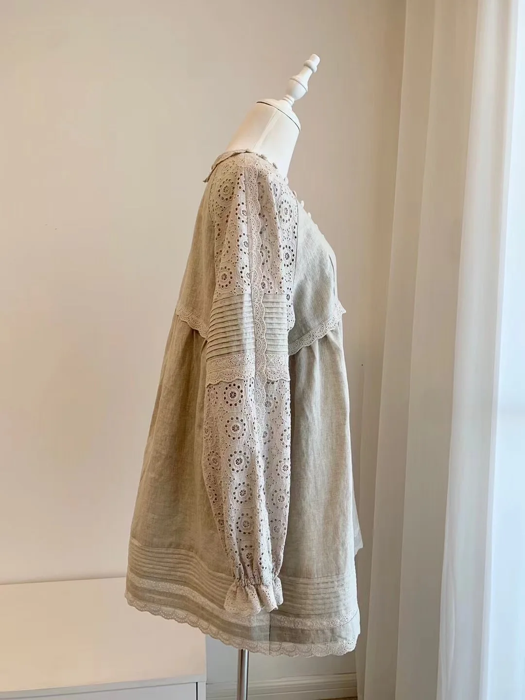 Vestido corto de manga larga para mujer, bordado, ahuecado, cuello en V, botones, pliegues, corte ondulado, dobladillo