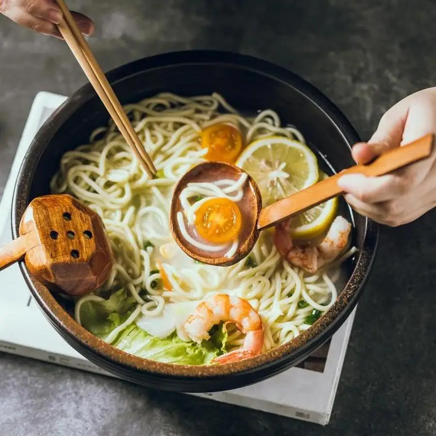 New 1Pcs Ramen Soup Spoon Japanese Style Ajiyaki Ramen Spoon With Holes Restaurant Nanmu Kamehameha Spoon Hotpot Leak Soup Spoon