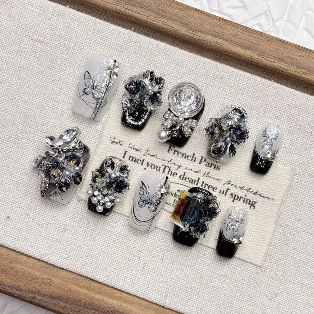 

Темные накладные ногти с 3D стеклянными шариками - металлические акценты на коротких ногтях овальной формы, стильные накладные ногти ручной работы