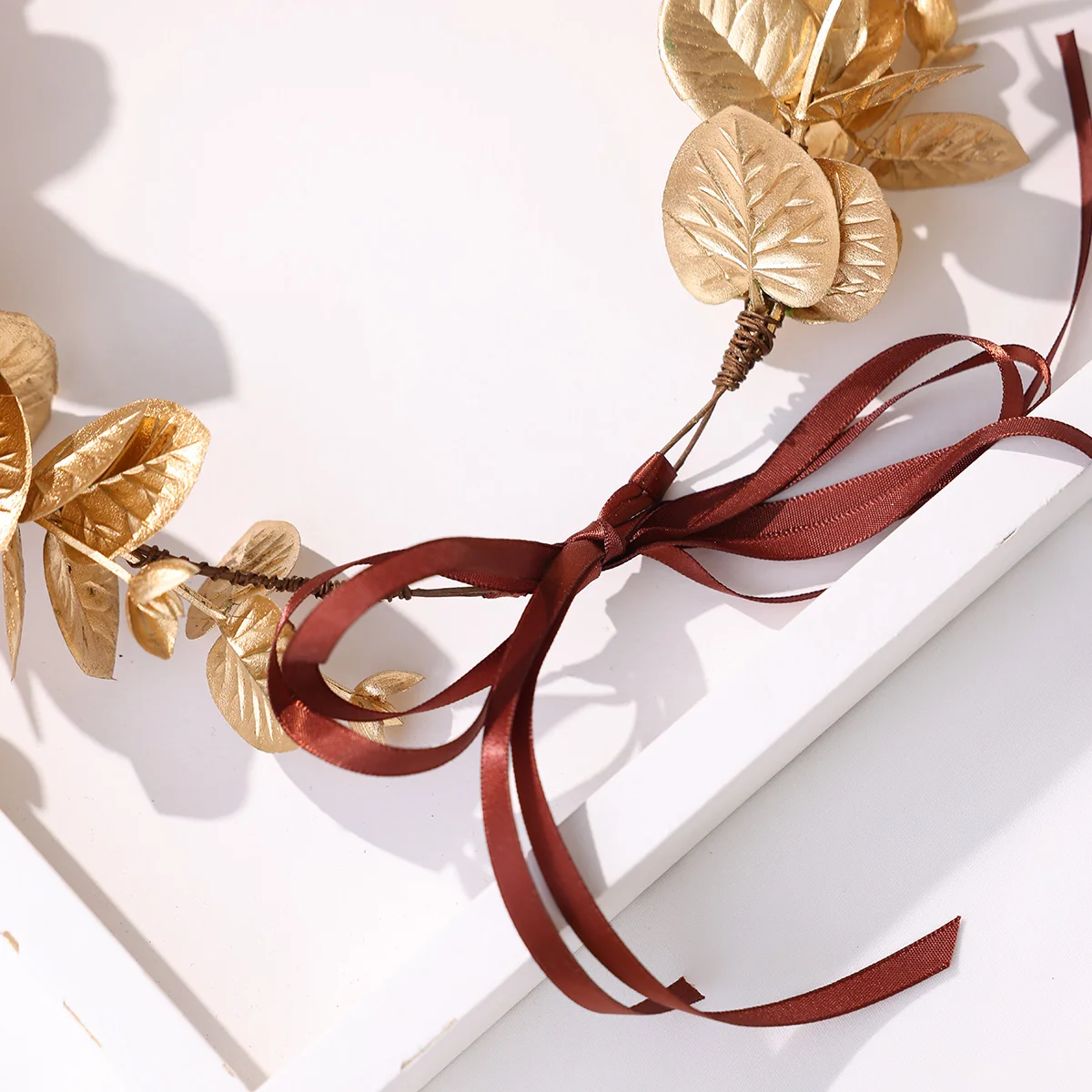 Mahkota Bunga Daun Emas Buatan Tangan dengan Pita Sutra Panjang untuk Hiasan Kepala Kostum Pesta Natal Wanita