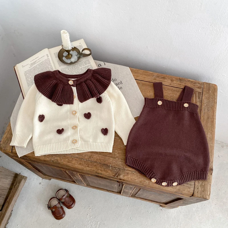 Autumn new 0-3 year old baby clothing for female babies, lotus leaf collar handmade heart knitted long sleeved jacket+jumpsuit