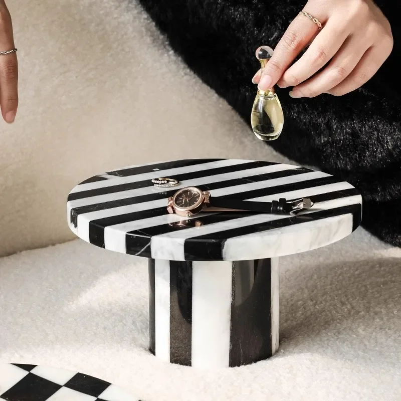 

Сервировочный поднос на ножках из скандинавского мрамора | Роскошная ваза для фруктов и органайзер для макияжа | Приподнятая центральная часть для десерта, демонстрации ювелирных изделий