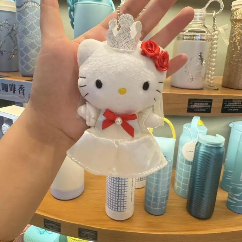 พวงกุญแจตุ๊กตาคู่รักการ์ตูนซานริโอ้ เฮลโล คิตตี้ ชุดแต่งงาน ซีรีส์แดเนียล ของตกแต่งกระเป๋าเป้สะพายหลังสำหรับเด็กผู้หญิง ของเล่นตกแต่งซิป