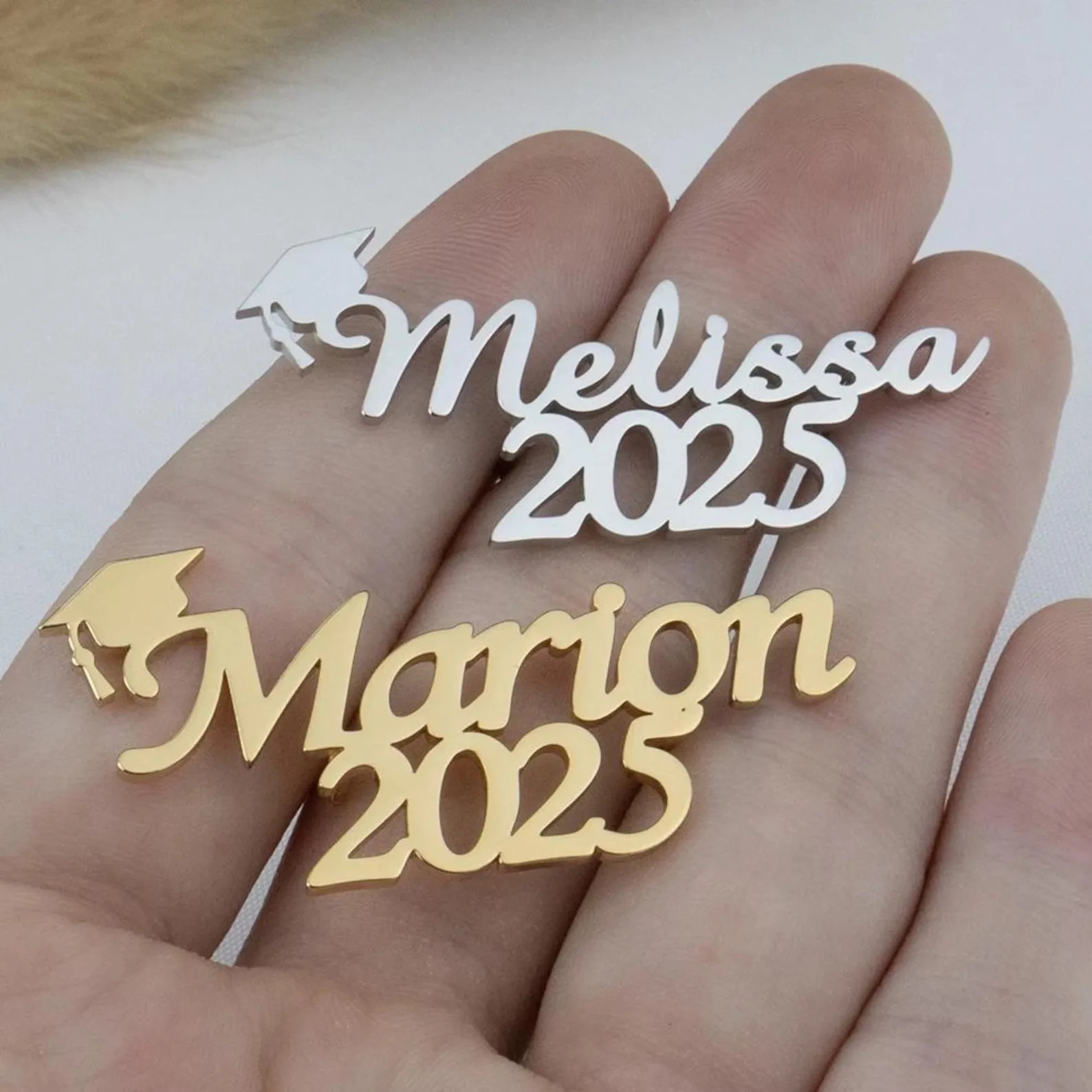 

DOREMI Stainless Steel Jewelry Brooch Graduation Gift Design Personalized Name Graduation Cap LapeL Pin Doctoral Hat Brooch
