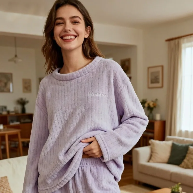 طقم بيجامة نسائي من الصوف المرجاني لخريف وشتاء 2026 طقم ملابس نوم سميك ودافئ مكون من قطعتين طقم مريح وعصري للفتيات #2