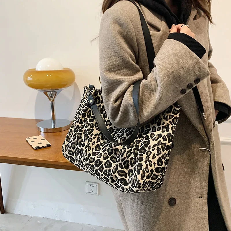 Women Popular Handbags Large Capacity Leopard Shoulder Bags 2023 New Fashion Tote Shopping and Travel Bags Canvas