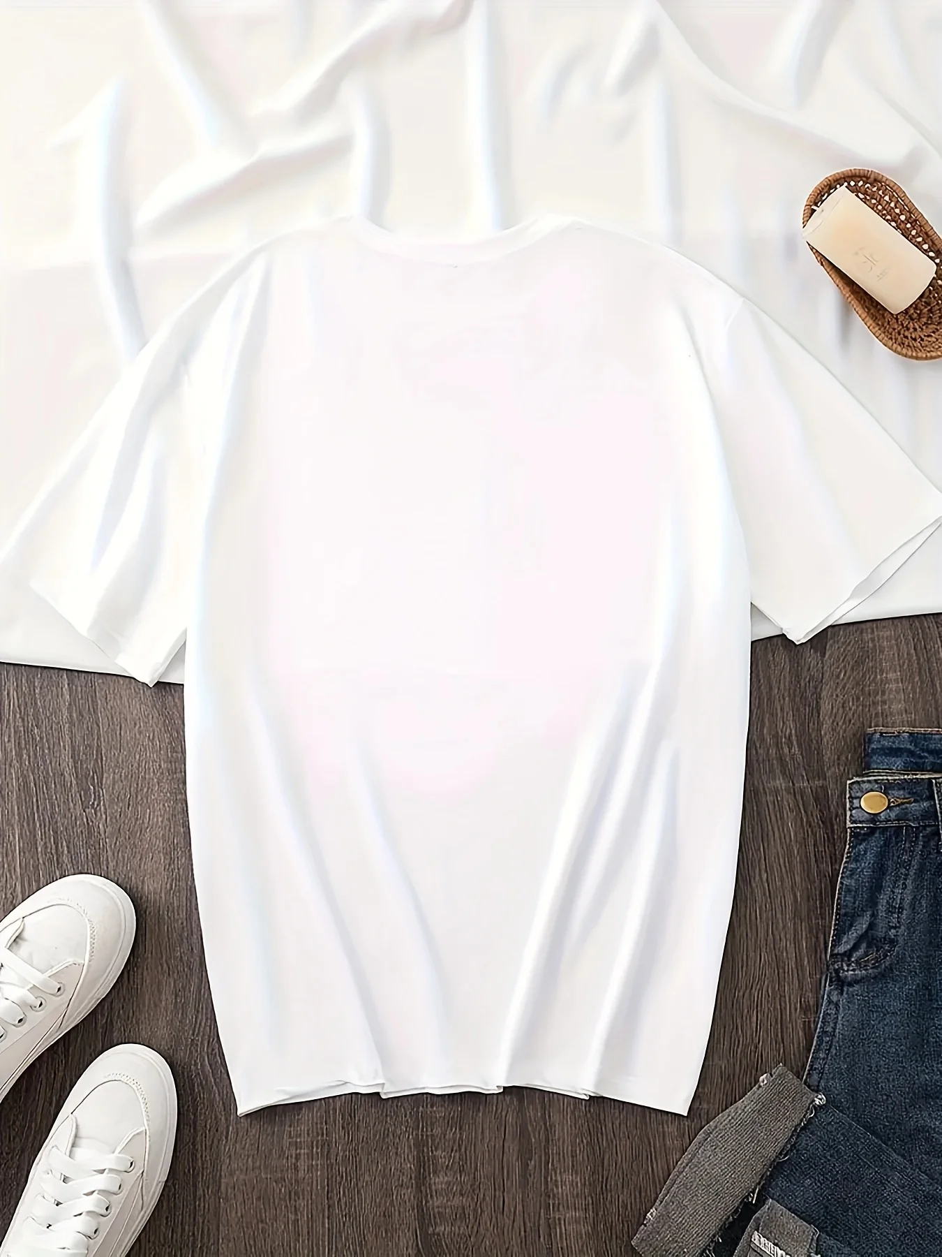 Damska koszulka z grafiką - codzienna bluzka z krótkim rękawem i okrągłym dekoltem, inspirowana anime, idealna na wiosnę i lato, biała