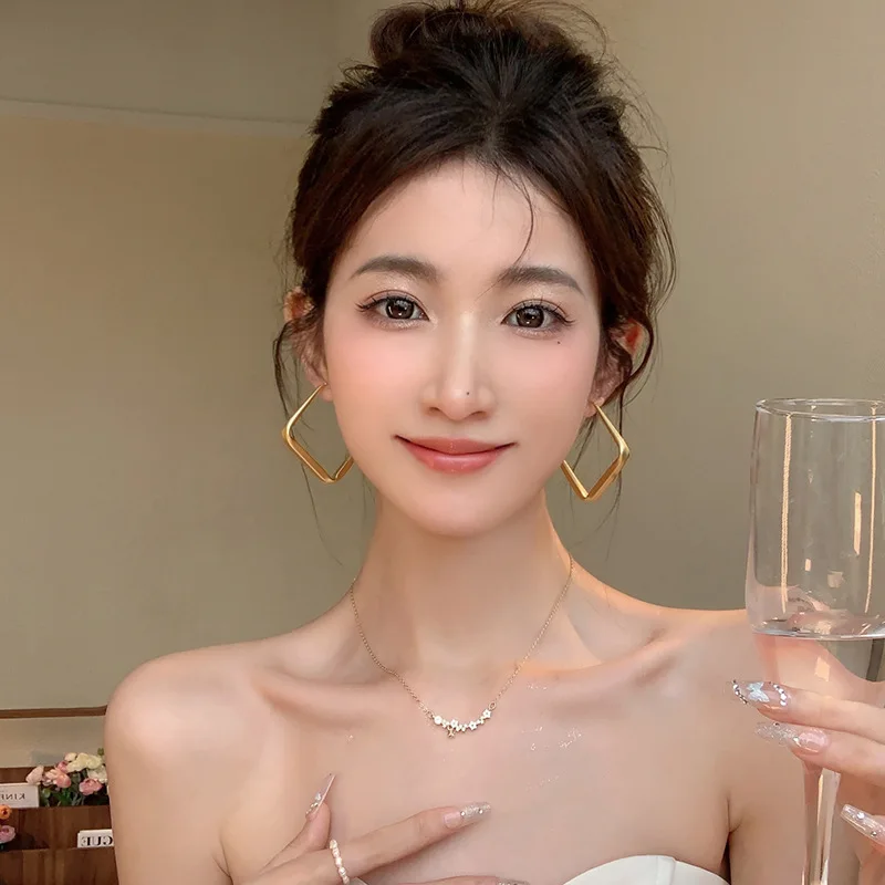 

Autumn and Winter New Style Fashion Gold Square Hoop Earrings For Women Exaggerated Metal Geometric Irregular Earrings Jewelry