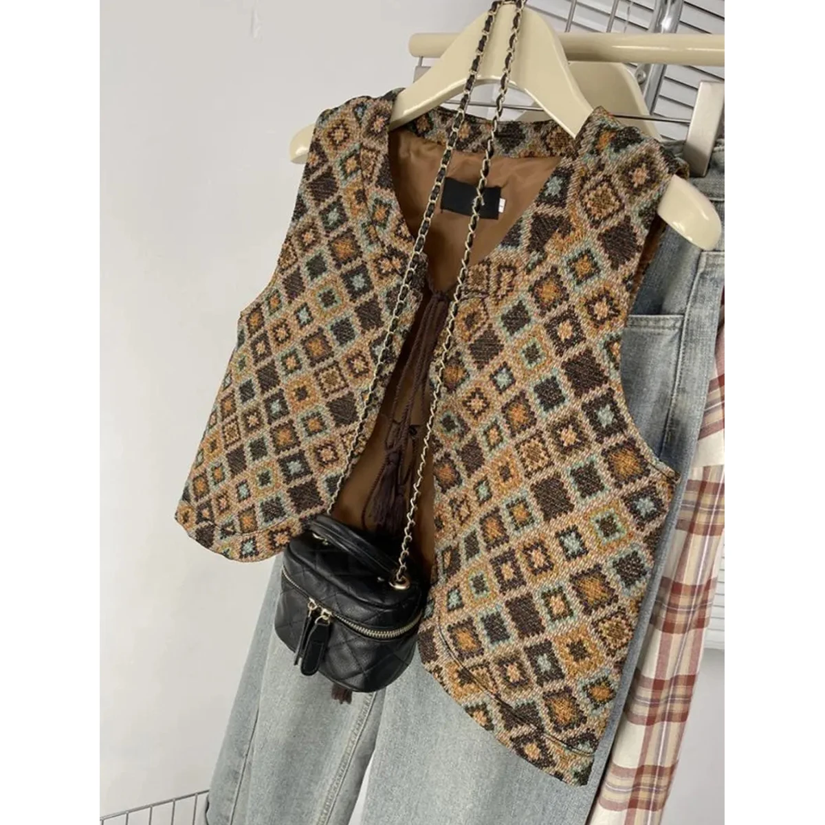 توب نسائي بدون أكمام بحزام وشراشيب بتصميم عتيق، سترة خارجية للعطلات من ألياف البوليستر 100%، ربيع 2025