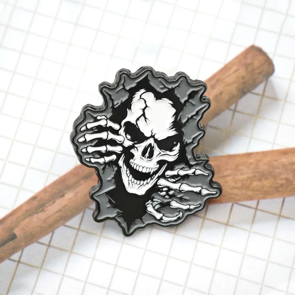Gotischer Totenkopf-Emaille-Pin, zerrissene Wand, Skeletthände, Broschen, Punk-Rock-Reversnadeln, Heavy-Metal-Schmuck, Geschenk für Rucksack und Hut – Detail 6