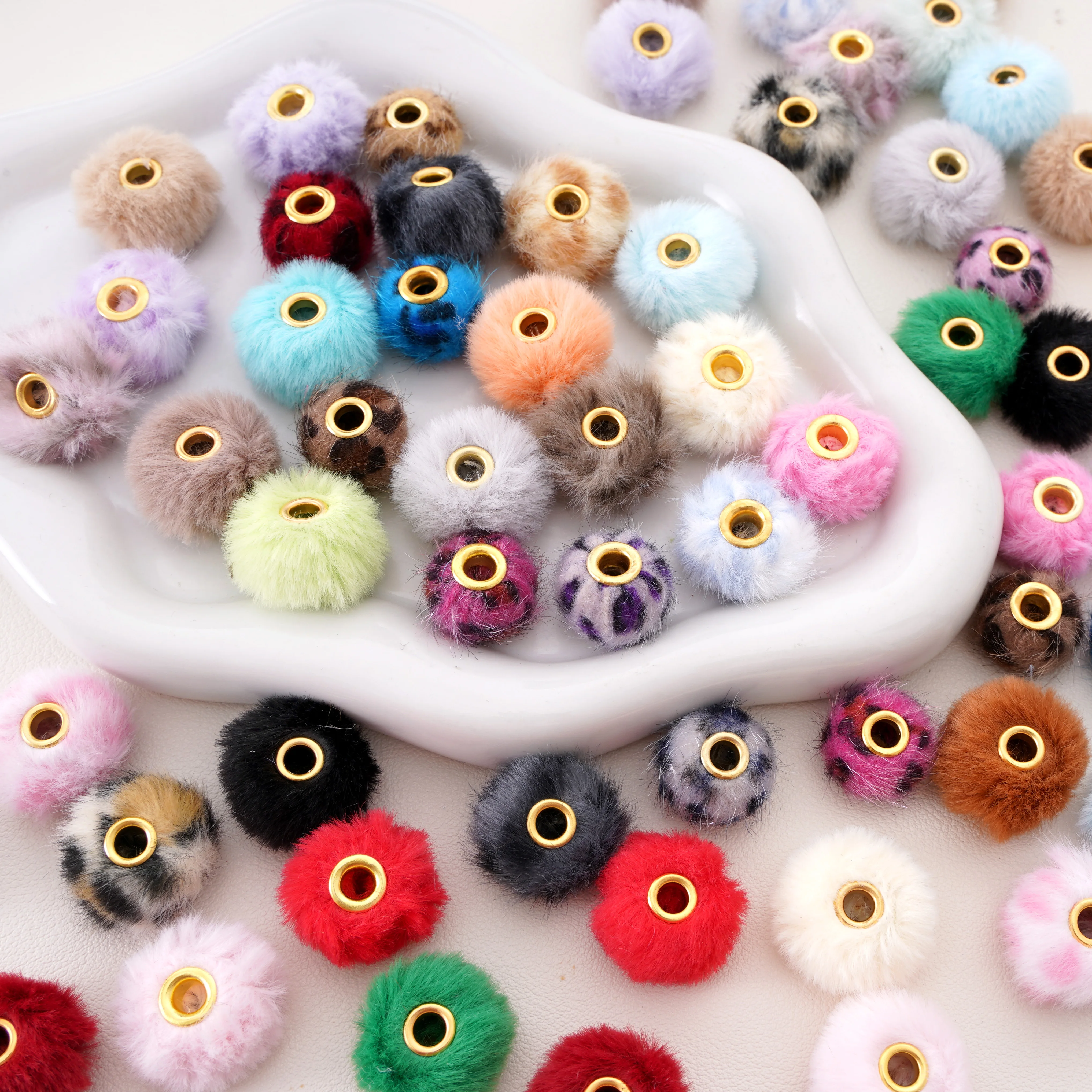 10 teile/los Plüsch Fell Bedeckt Ball Perlen Nette Mehrfarbige Pompom Spacer Perlen Für DIY Schmuck Machen Ohrring Armband Zubehör