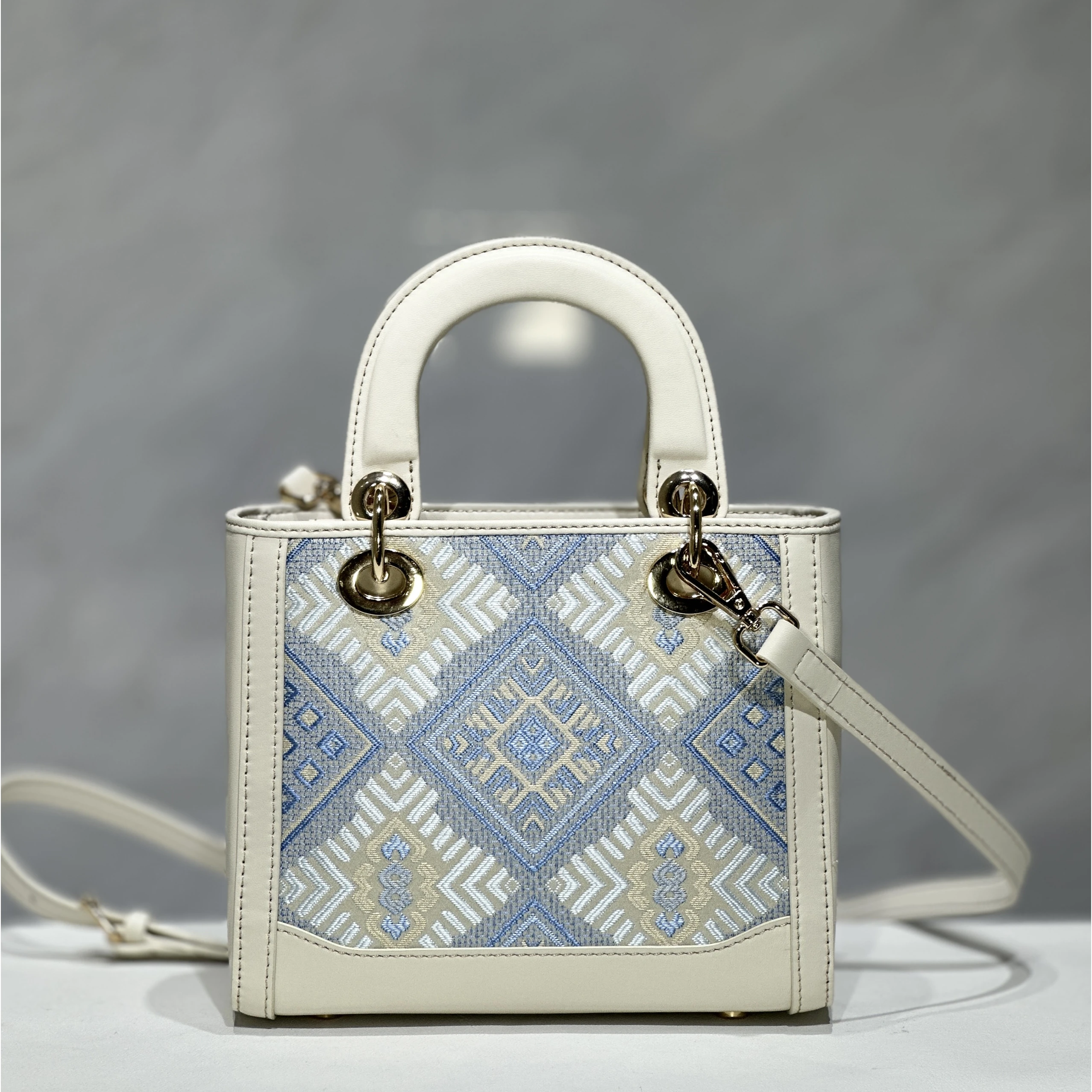 exquisite-embroidered-square-bag-vintage-lady-durable-leather-crossbody-handbag-ethnic-sle-magnetic-clasp-daily-use