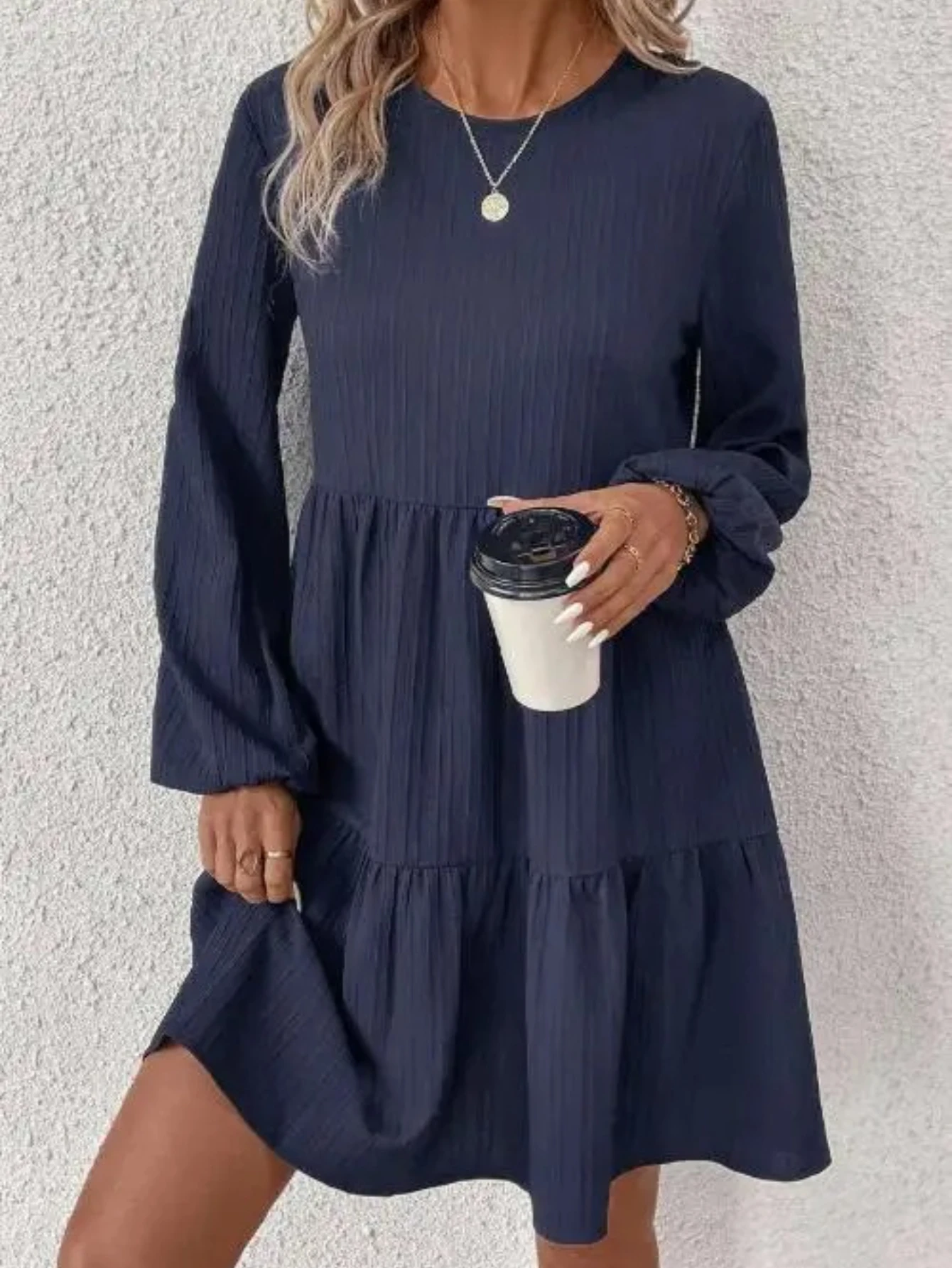 Jesienna nowa sukienka z długim rękawem, jednolita, luźna spódnica o średniej długości.