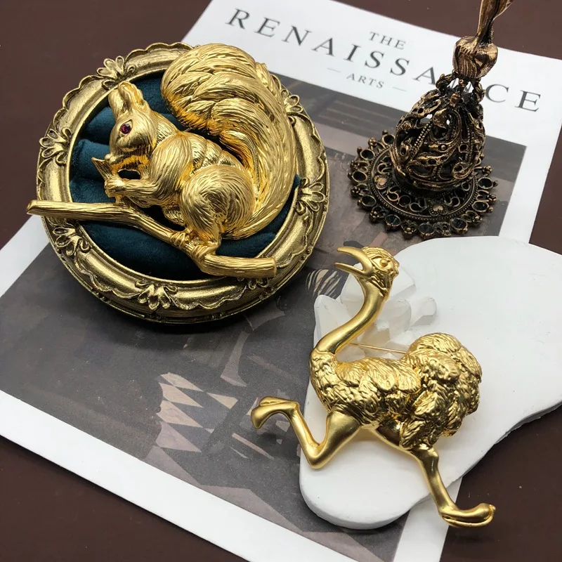 Vintage Baroque Women Men Palace Style Gold Color Squirrel Brooches Badges Fashion Men Suit Office Animal Pins Accessories