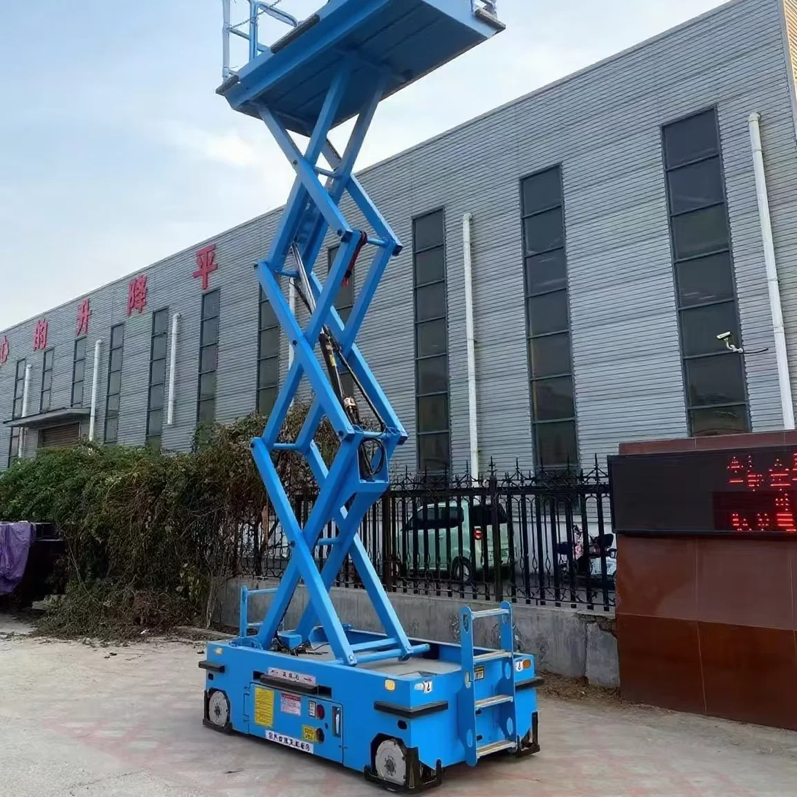 8m 10m 12m 14m Mobile Hydraulic Towable Scissor Lift Platforms For Aerial Work