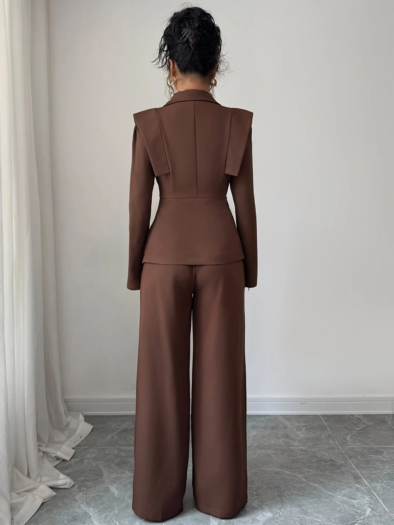 Traje casual elegante para mujer, con una camisa cruzada con solapa y pantalones con cintura elástica, perfecto para el trabajo.