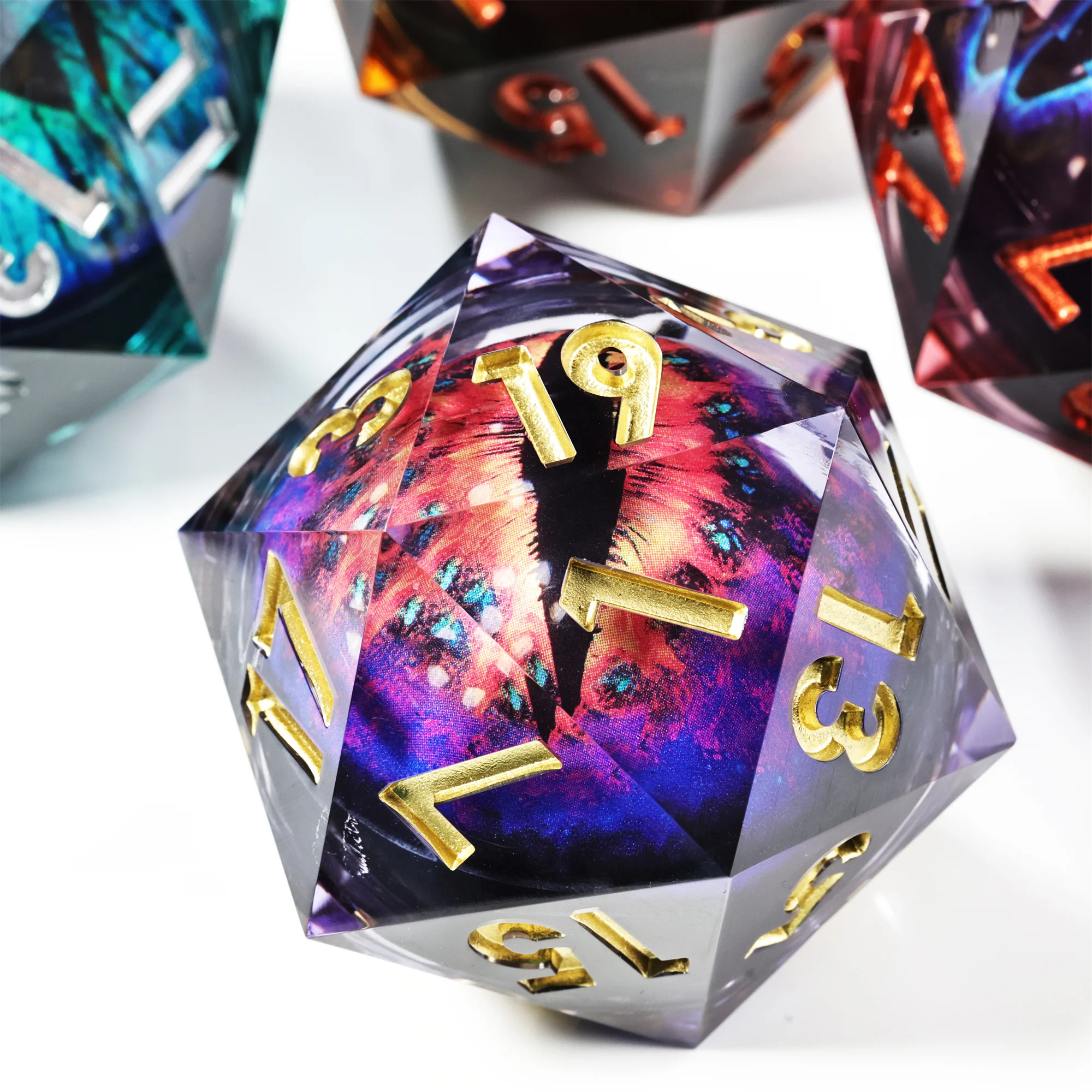    MINI PLANET DND Kostka D20 z Oczami Smoka i Płynnym Rdzeniem, Ręcznie Robiona z Żywicy, Duża Kostka D20 do Gier RPG, Akcesoria, Prezent dla Fanów Dungeons and Dragons — zdjęcie 2
