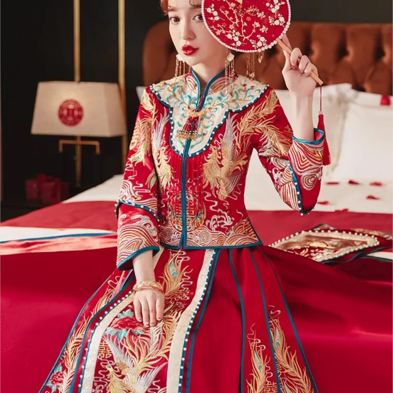 

The bride's new Chinese-style wedding dress a set for both men and women is flattering with satin finish