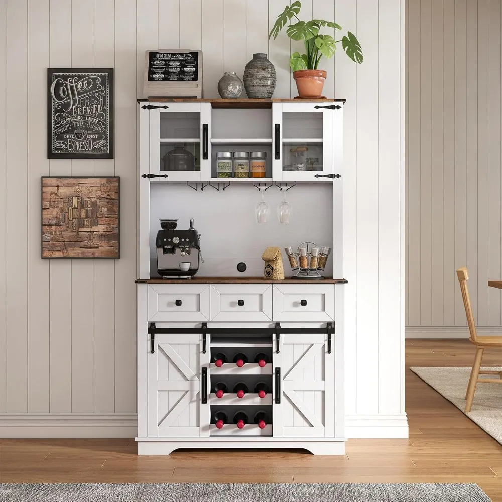 슬라이딩 헛간 문, 유리 선반 및 서랍이 있는 소박한 흰색 농가 스타일 와인 캐비닛
