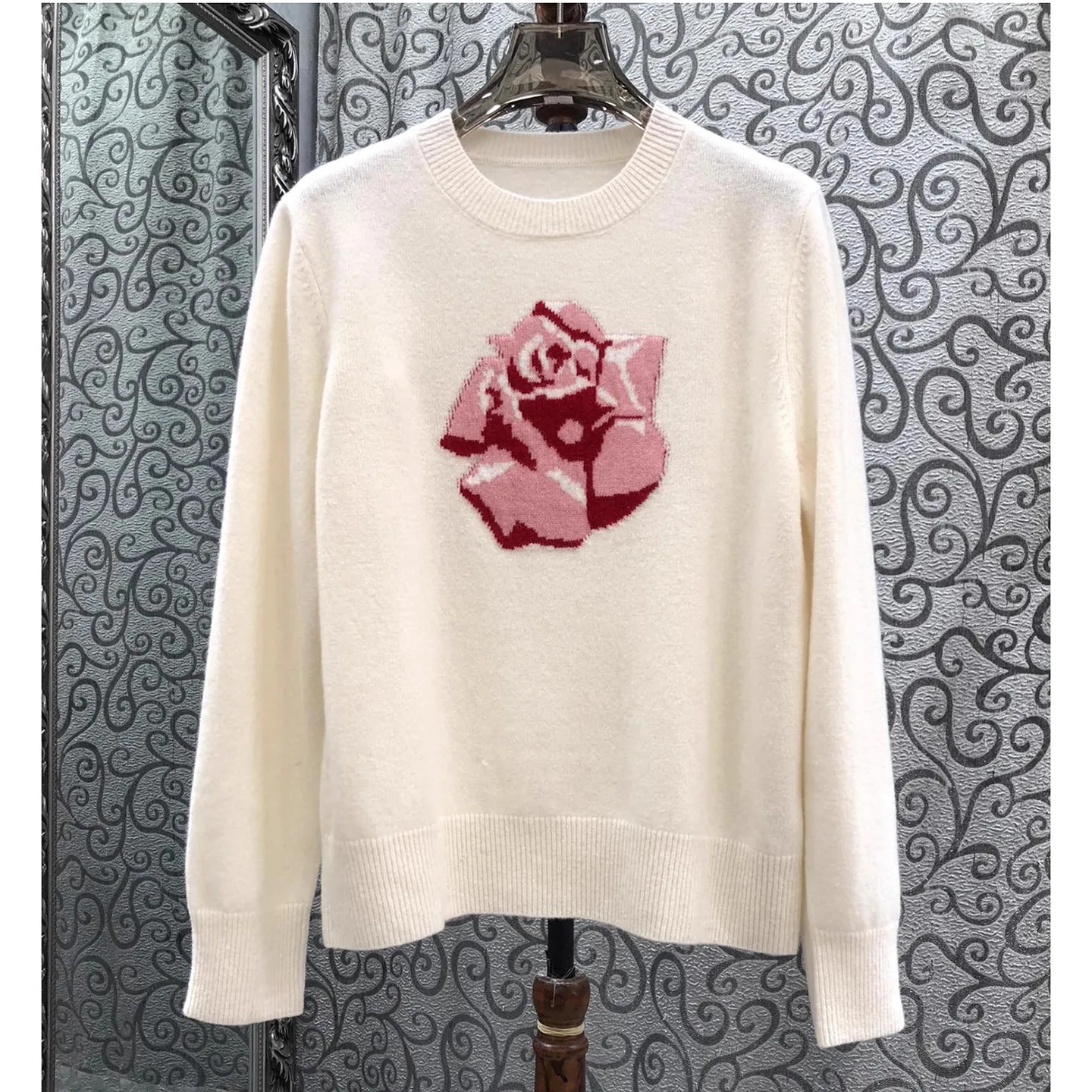 سترات جديدة عالية الجودة لعام 2026 بلوفرات ربيع الخريف للسيدات مطبوع عليها زهور حلوة وأكمام طويلة ناعمة محبوكة باللون البيج والرمادي #1