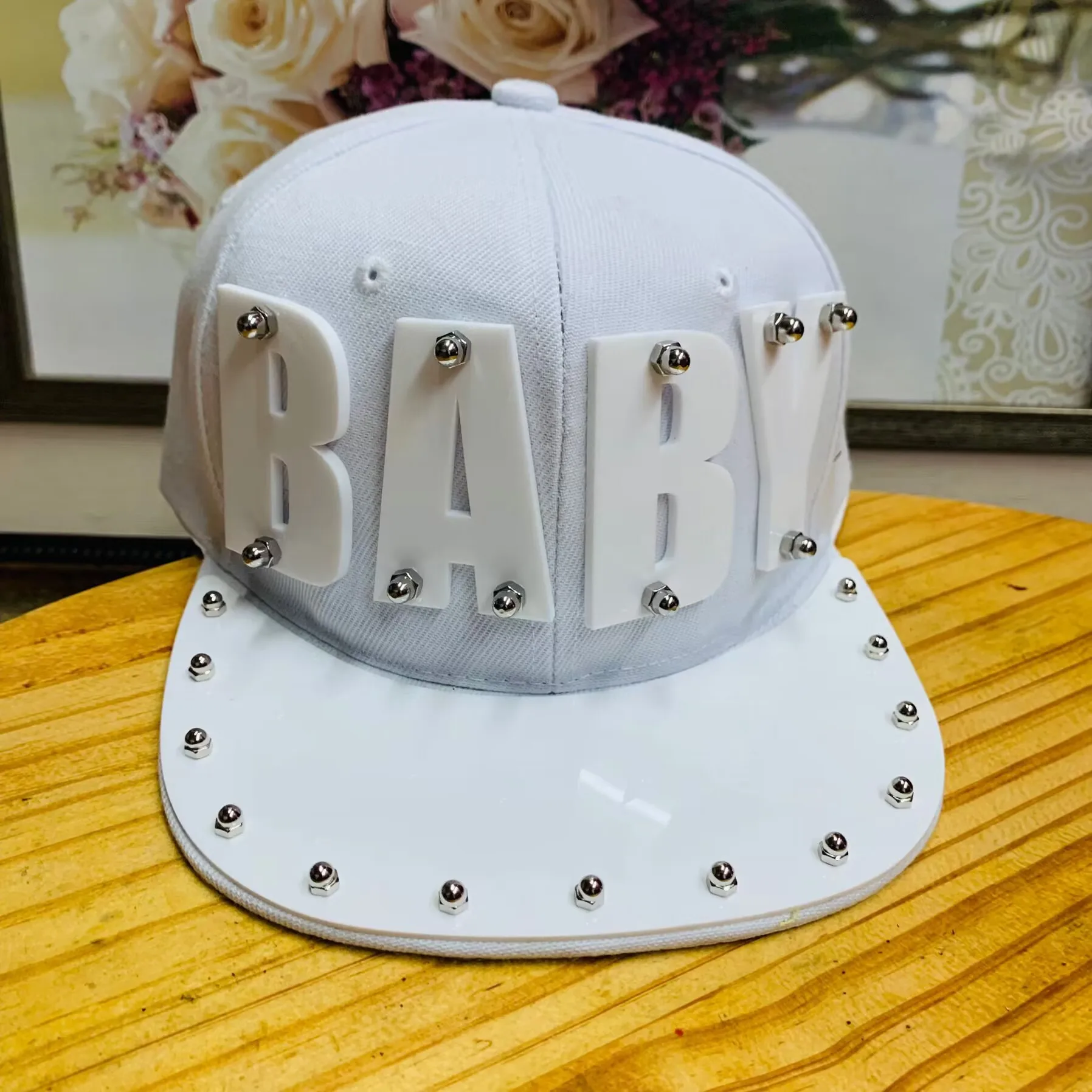 Amerykańska moda uliczna, osobowość, białe litery, dekoracja, punk, impreza, występ, hip-hop, kapelusz