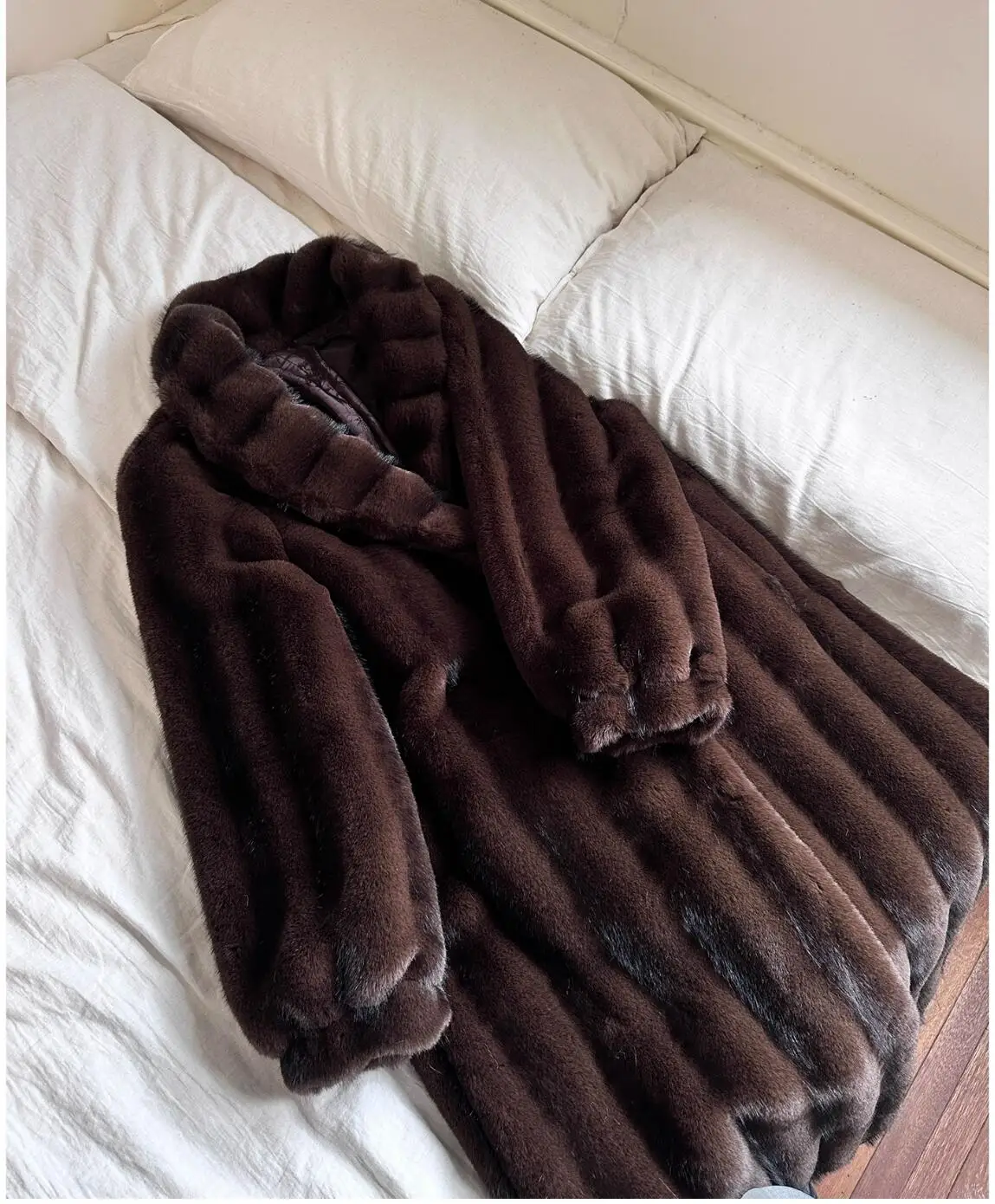 Nieuwe Winter 3D Embossing Strepen Faux Nertsen Bontjas CHIC Vrouwen Revers Kraag Bedekt Knop Lange Mouw Losse Midi Bovenkleding Melkachtig