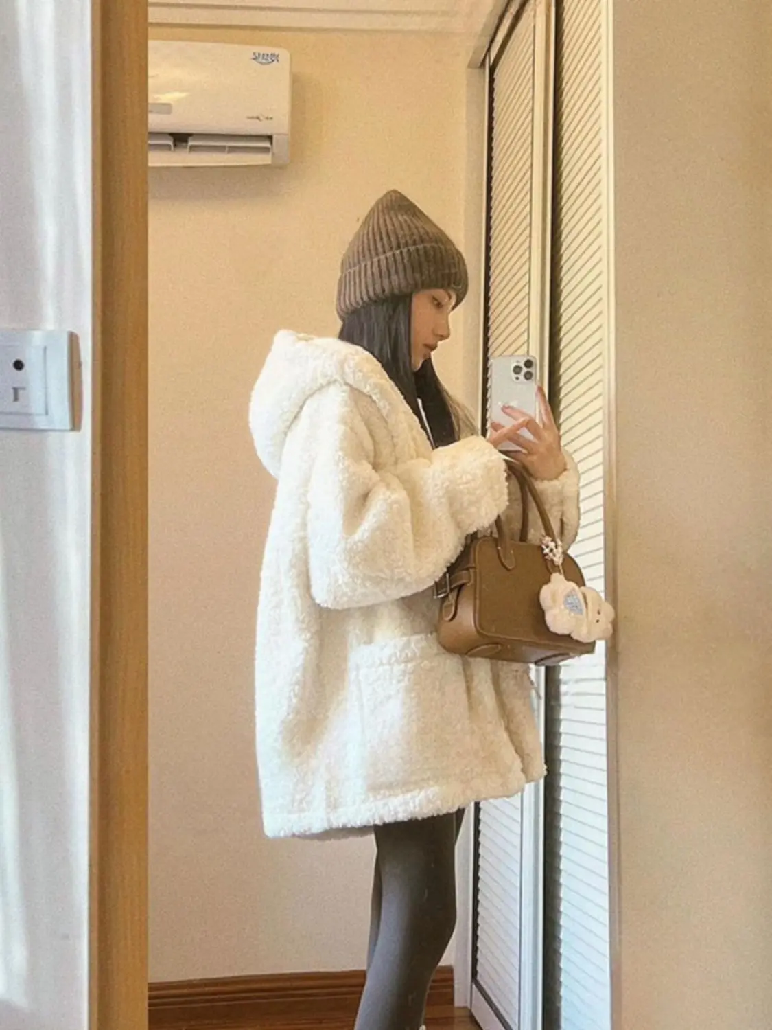 Veste en laine d'agneau pour femme, couleur chameau, style de vie actif, mouvement énergique, mouvement dynamique, activité vigoureuse, Action animée Ins