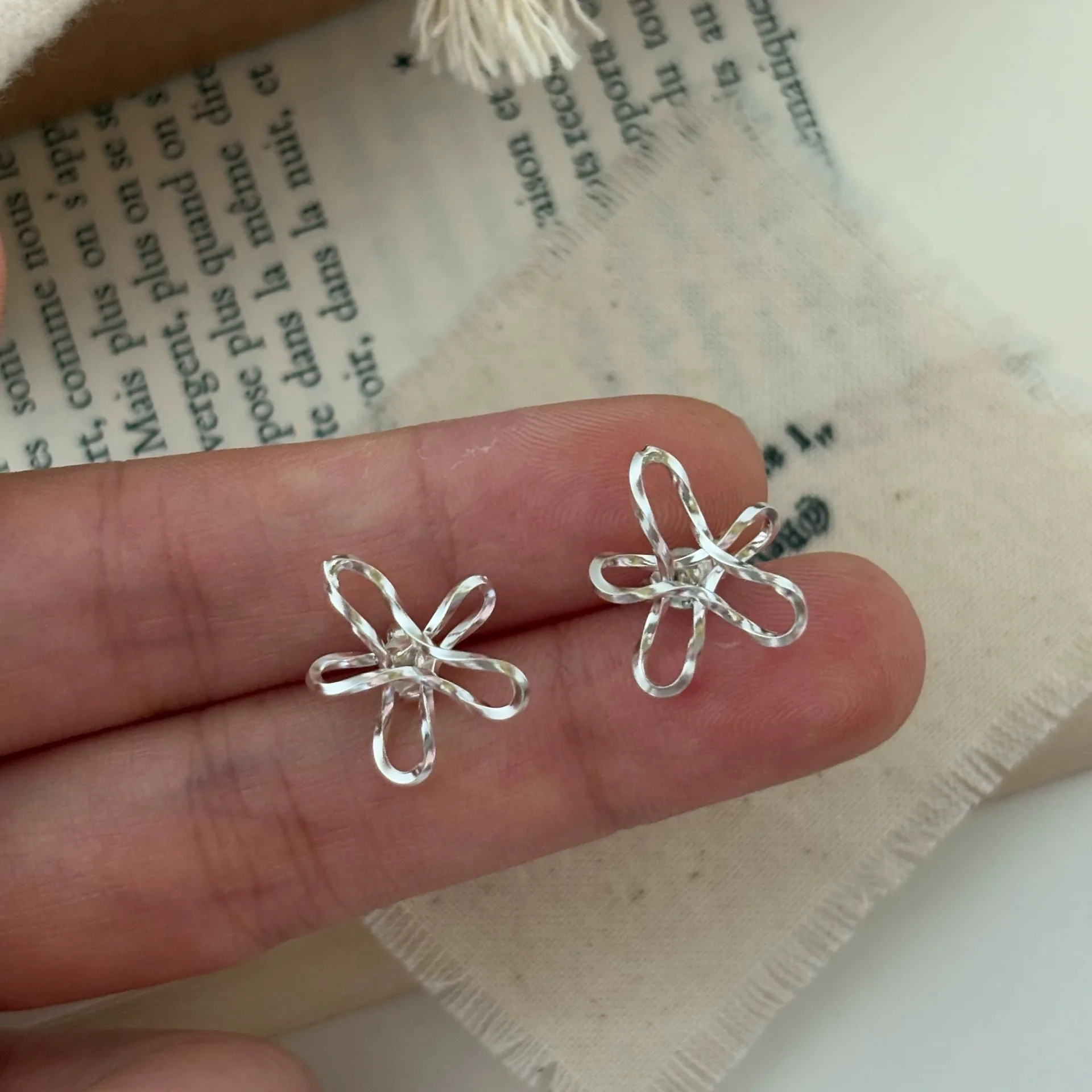 

Thailand Line Floral Hollow Earrings for Women Simple Artistic vibe silver-color ear accessory