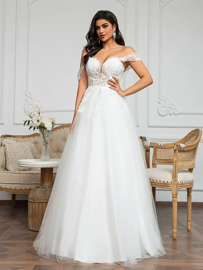 Customized women's large skirt wedding dress with off shoulder white chiffonheart-shaped collar lace decoration backless design