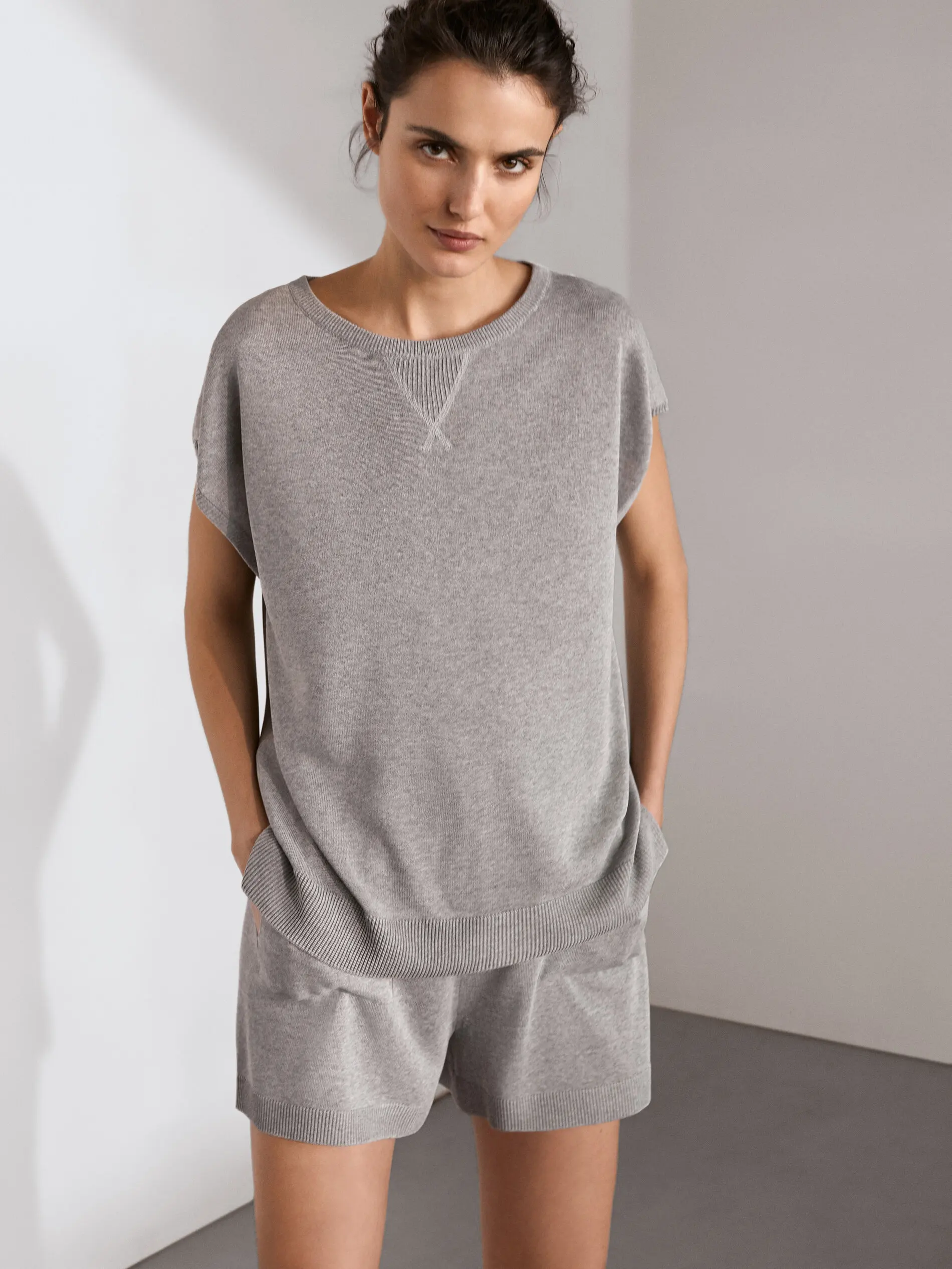 

Ethereal MD 2025 massidutti spring new style of Ladies' casual and fashionable knitted sports vest set