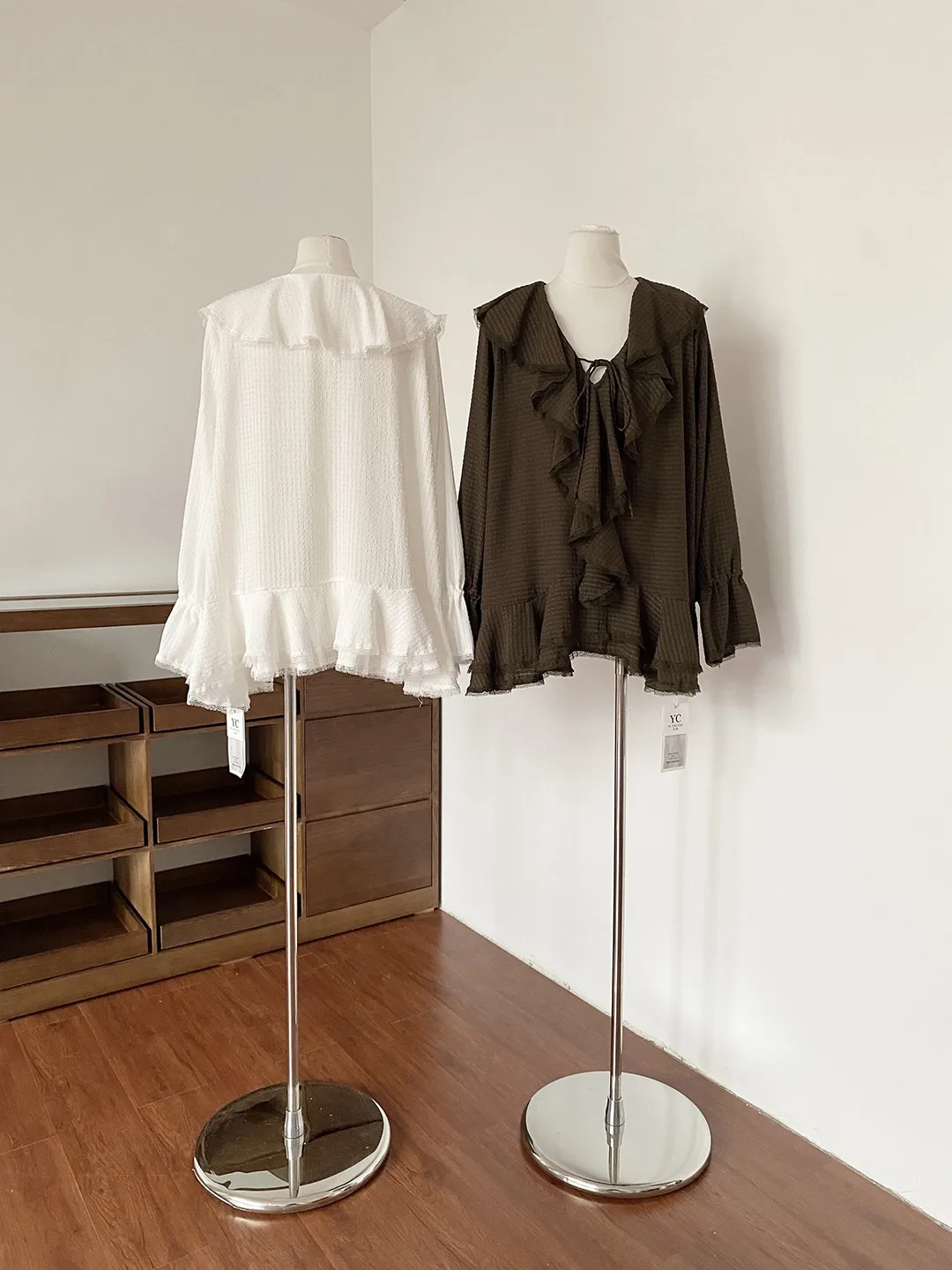 

Gentle Wind V-neck Tunic Shirt Women's Loose Slimming Top with Pleated Sleeves Spring Summer New Style Fashion Commute