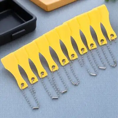 

Набор из 10 многофункциональных пластиковых скребков для лотерейных билетов с креплением на брелок