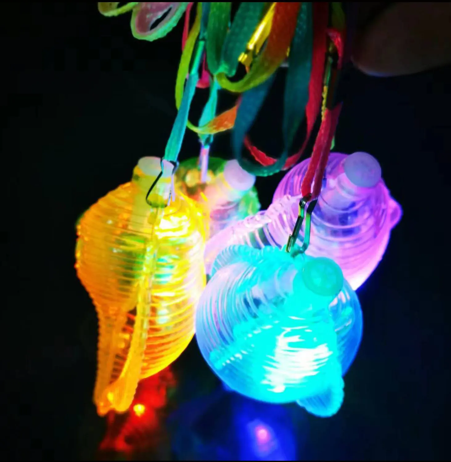 12pcs LED Luminous Conch Whistle Light Up Flashing Conch Whistle Kids Conch Whistle Glowing Conch Whistle Children\'s Toys Gift