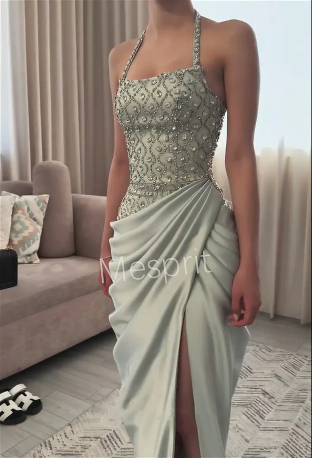 Maßgeschneiderte klassische Charmeuse-Kleider mit Paillettenmuster, langem Neckholder und Säulenrock für Quinceanera und besondere Anlässe