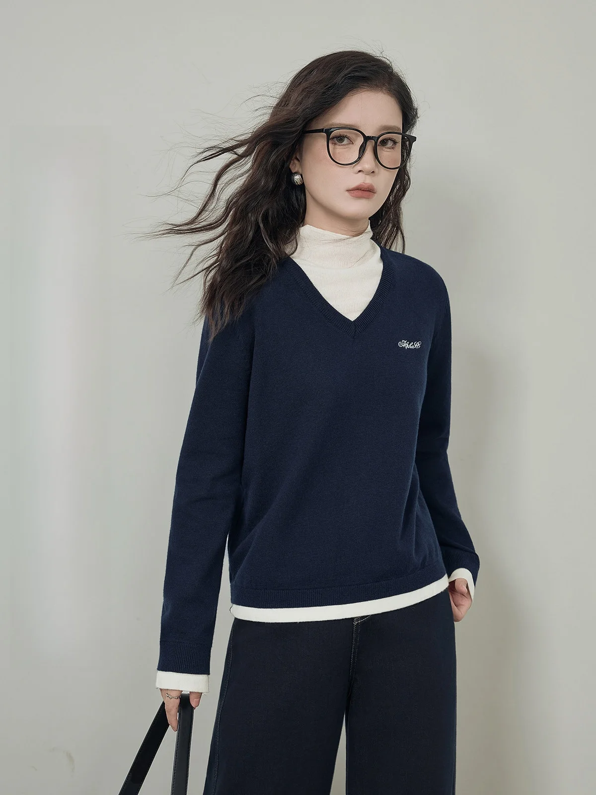 

HUIXI: Модный женский трикотажный топ с высоким воротником и эффектом двухслойности, стройнящий силуэт, трендовый дизайн, для повседневной носки, осень-зима, новинка