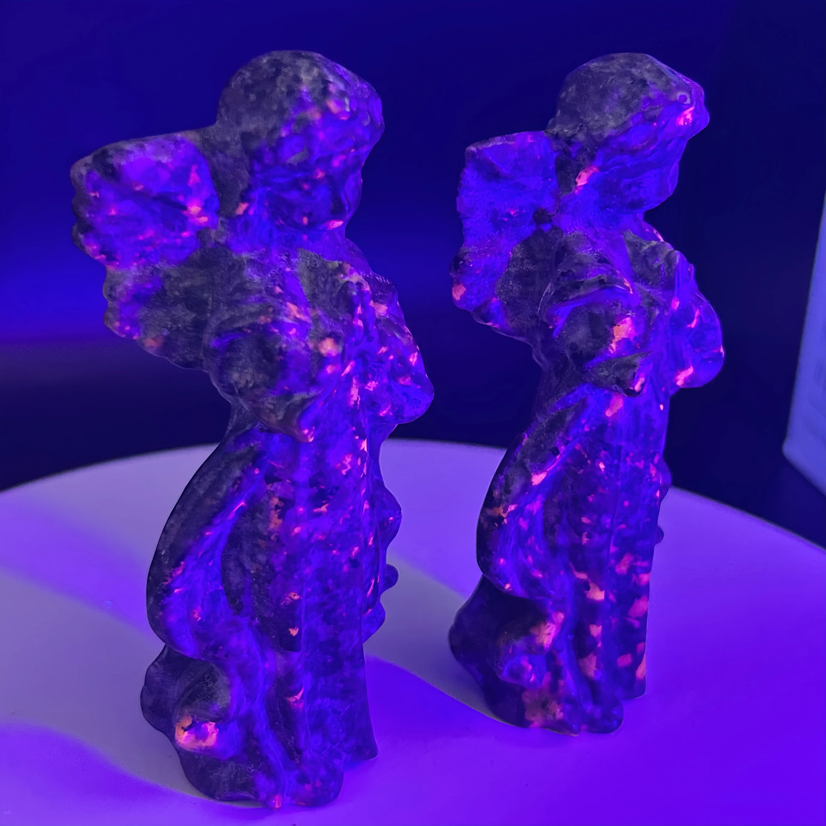 

1pc Yooperlite Angel Carving Featuring a UV Reaction with Bright Purple and Orange, Perfect Gift for Home Decor, Holiday Gift