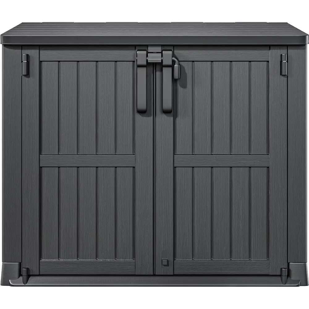 

Уличный пластиковый сарай с отделкой под дерево, наклонной крышей и запираемой дверью