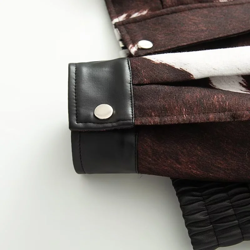 سترة نسائية 2025 خريف نمط جديد أحمر-بني البقرة نمط تقسم فو الجلود سترة قصيرة عصرية وأنيقة