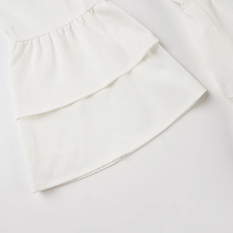 SUCHCUTE Boho Französisches Urlaubs-Minikleid für Damen mit tiefem V-Ausschnitt, Stickerei, Glockenärmeln, Knopfleiste vorne und doppellagigem Rüschensaum. – Detail 8