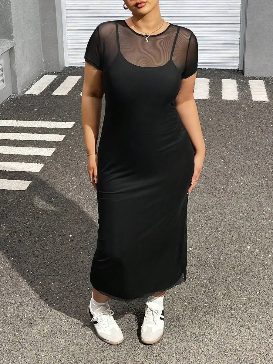 

Черное платье миди с сетчатой накладкой и прозрачными короткими рукавами, свободного кроя для летнего повседневного образа.