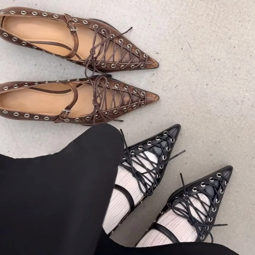 2025 أشار تو شقة القاع الباليه حذا فردي للسيدات أسلوب فاسق جديد المألوف النساء أحذية برشام حزام القوس الأحذية اليدوية