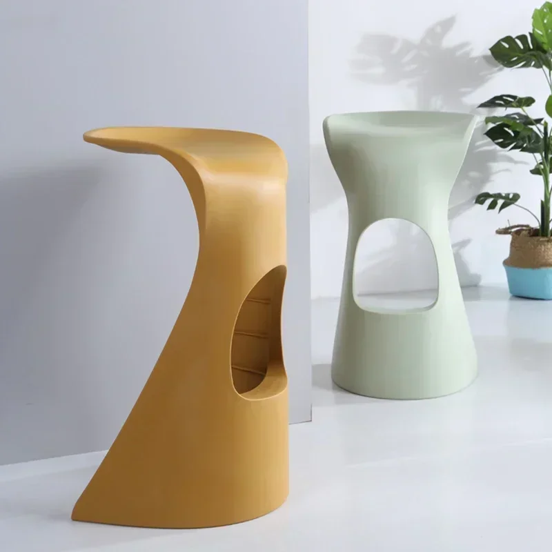 Tabouret haut en plastique empilable pour le salon, chaise de bar créative de forme spéciale et minimaliste de célébrité d'internet, meubles de maison