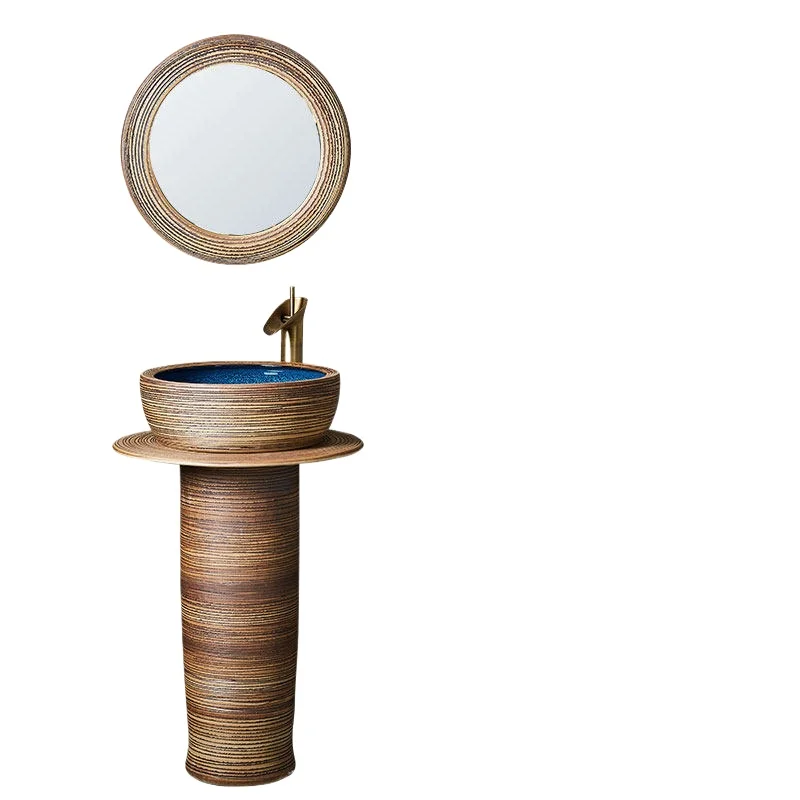 

Наружный интегрированный умывальник от пола до потолка. Умывальник колонного типа антикварного искусства. Бытовая ванная комната.