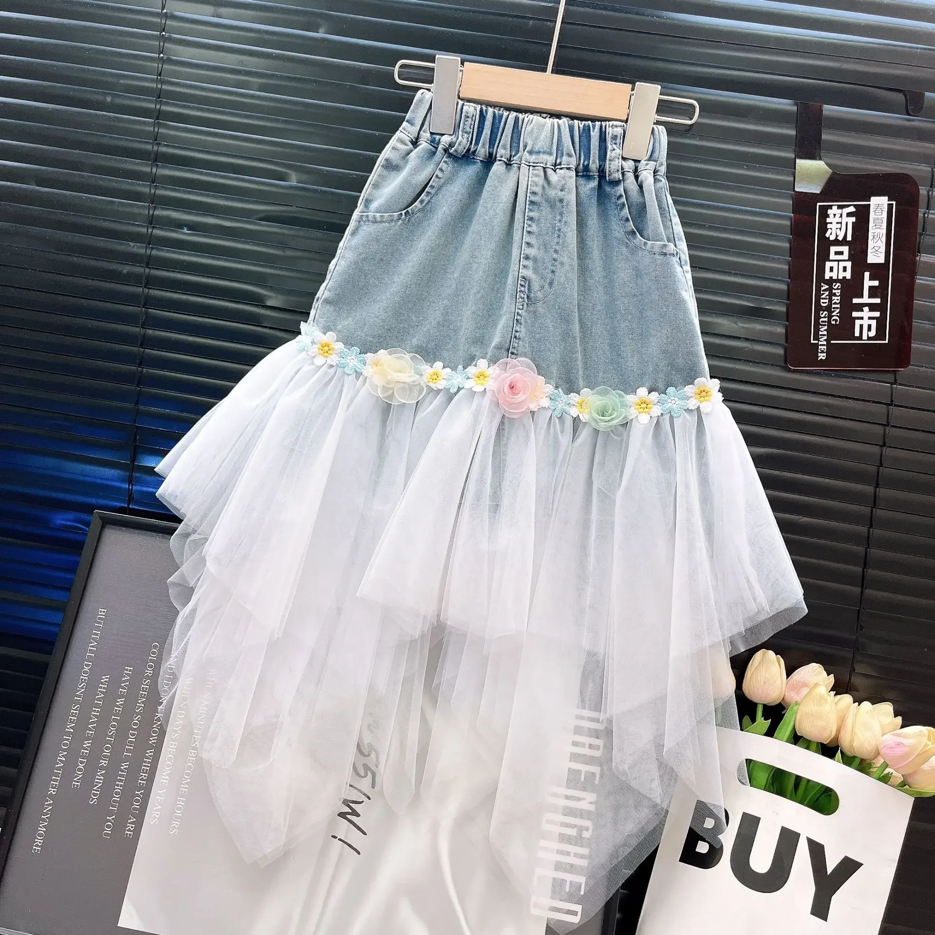 Mädchen-Set mit bedrucktem Kurzarm-Oberteil und asymmetrischem Jeansrock aus Mesh – Sommerliches 2-teiliges Outfit für Kinder, Freizeitkleidung – Detail 7