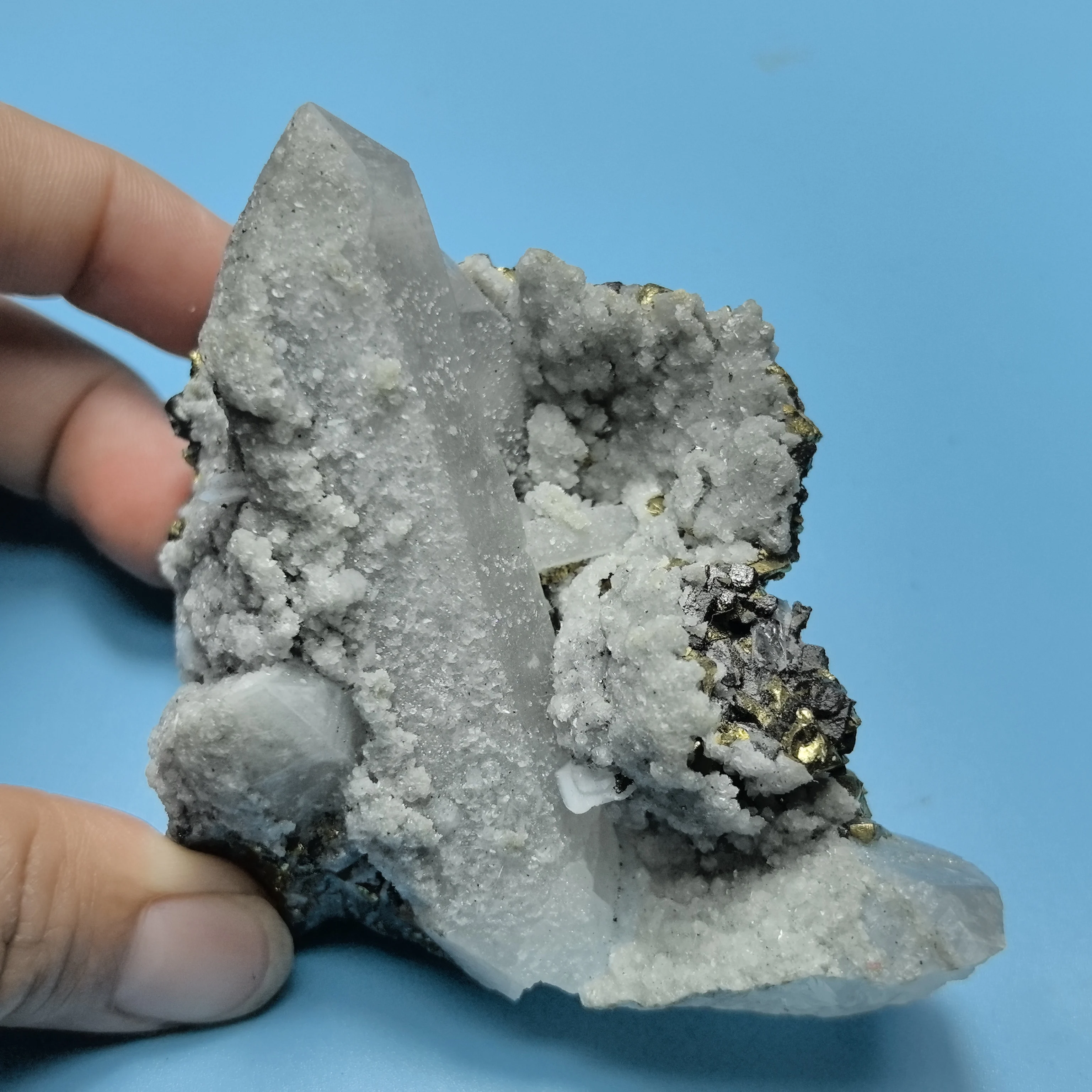 

240gA collection of natural pyrite, black tungsten and crystal coexisting minerals, as well as fused quartz crystals