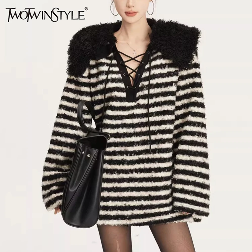

TWOTWINSTYLE черный сращенный свитер на шнуровке женский с v-образным вырезом и длинным рукавом свободные лоскутные полосатые женские свитера осенняя мода новинка