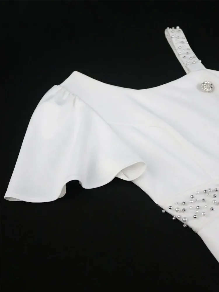 Weißes, elegantes One-Shoulder-Maxikleid, asymmetrische Rüschen, Strass-Akzente, Vintage, perfekt für formelle Anlässe, Hochzeiten oder Galas